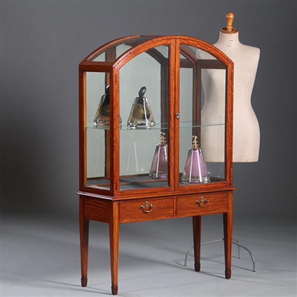 Grote foto unieke satijnhouten vitrine met halfronde glazen bovenkant ca 1900 no.232010 antiek en kunst stoelen en banken