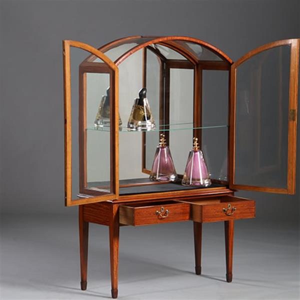 Grote foto unieke satijnhouten vitrine met halfronde glazen bovenkant ca 1900 no.232010 antiek en kunst stoelen en banken