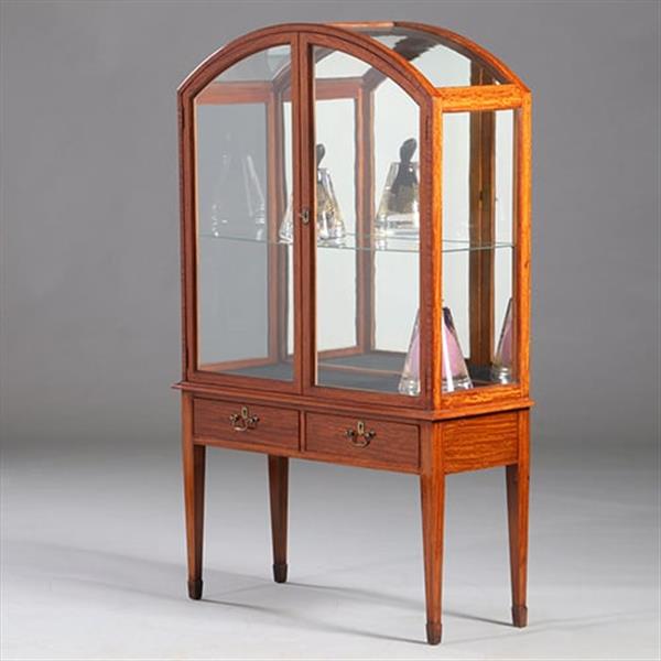 Grote foto unieke satijnhouten vitrine met halfronde glazen bovenkant ca 1900 no.232010 antiek en kunst stoelen en banken