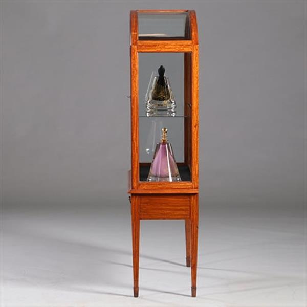 Grote foto unieke satijnhouten vitrine met halfronde glazen bovenkant ca 1900 no.232010 antiek en kunst stoelen en banken