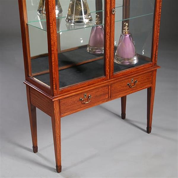 Grote foto unieke satijnhouten vitrine met halfronde glazen bovenkant ca 1900 no.232010 antiek en kunst stoelen en banken
