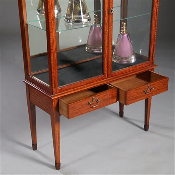 Grote foto unieke satijnhouten vitrine met halfronde glazen bovenkant ca 1900 no.232010 antiek en kunst stoelen en banken