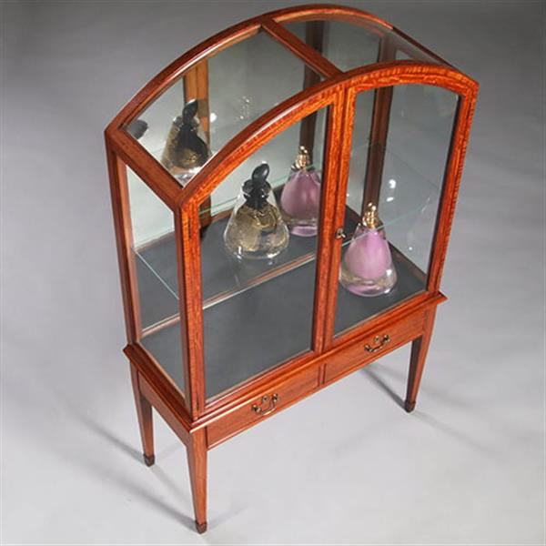 Grote foto unieke satijnhouten vitrine met halfronde glazen bovenkant ca 1900 no.232010 antiek en kunst stoelen en banken