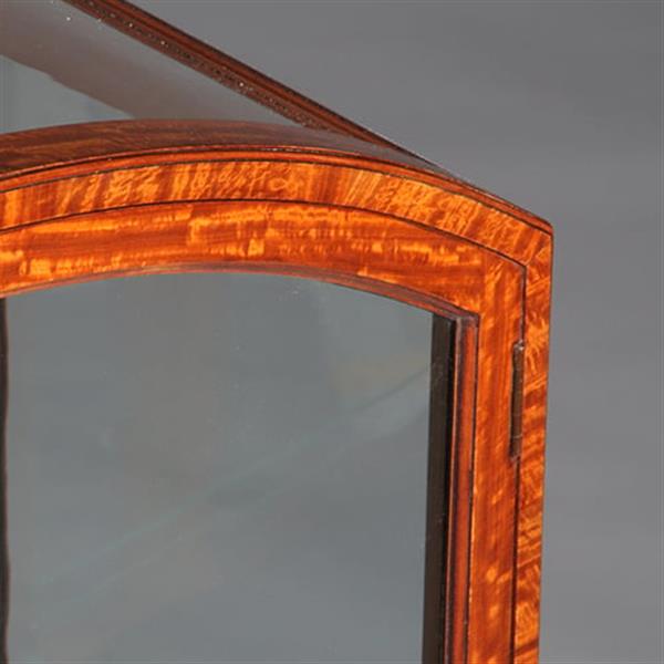 Grote foto unieke satijnhouten vitrine met halfronde glazen bovenkant ca 1900 no.232010 antiek en kunst stoelen en banken