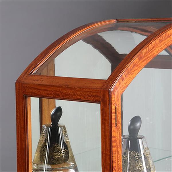 Grote foto unieke satijnhouten vitrine met halfronde glazen bovenkant ca 1900 no.232010 antiek en kunst stoelen en banken