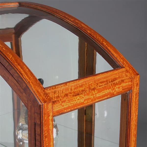 Grote foto unieke satijnhouten vitrine met halfronde glazen bovenkant ca 1900 no.232010 antiek en kunst stoelen en banken