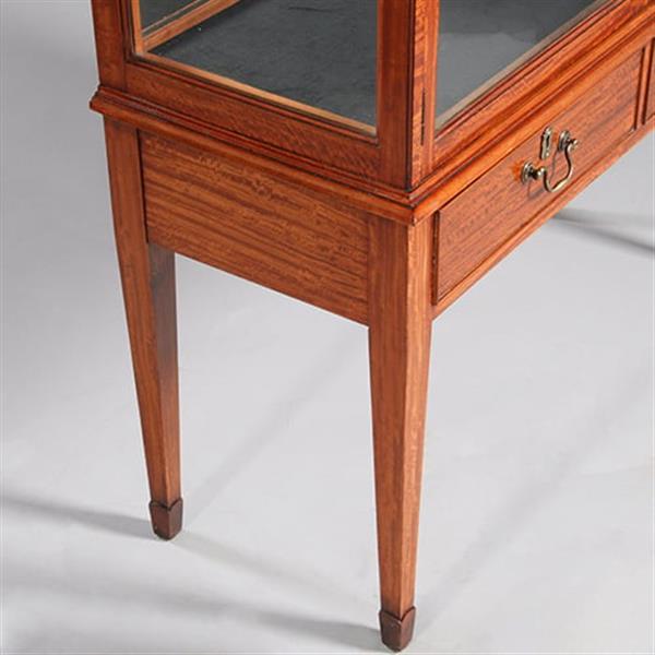Grote foto unieke satijnhouten vitrine met halfronde glazen bovenkant ca 1900 no.232010 antiek en kunst stoelen en banken