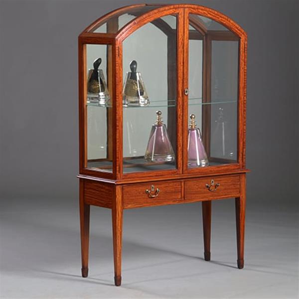 Grote foto unieke satijnhouten vitrine met halfronde glazen bovenkant ca 1900 no.232010 antiek en kunst stoelen en banken