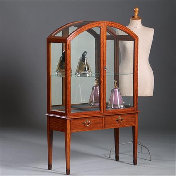 Grote foto unieke satijnhouten vitrine met halfronde glazen bovenkant ca 1900 no.232010 antiek en kunst stoelen en banken