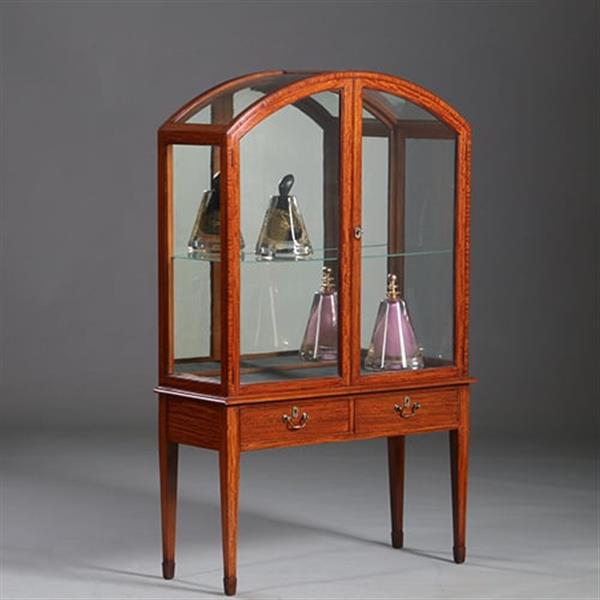 Grote foto unieke satijnhouten vitrine met halfronde glazen bovenkant ca 1900 no.232010 antiek en kunst stoelen en banken