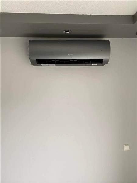 Grote foto split airco wandmodel vloermodel diensten en vakmensen montagewerken