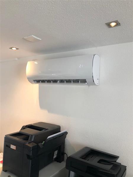 Grote foto split airco wandmodel vloermodel diensten en vakmensen montagewerken