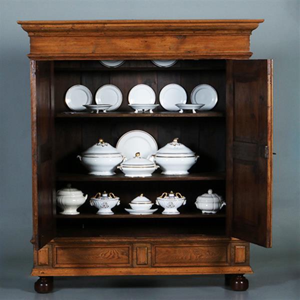 Grote foto blond stoere eiken tweedeurskast ca 1800 op bolpoten no.960740 antiek en kunst stoelen en banken