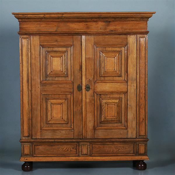 Grote foto blond stoere eiken tweedeurskast ca 1800 op bolpoten no.960740 antiek en kunst stoelen en banken