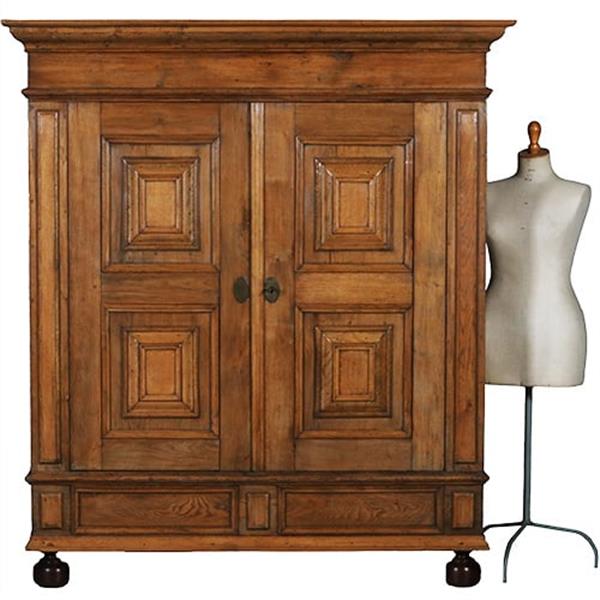 Grote foto blond stoere eiken tweedeurskast ca 1800 op bolpoten no.960740 antiek en kunst stoelen en banken