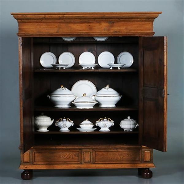 Grote foto blond stoere eiken tweedeurskast ca 1800 op bolpoten no.960740 antiek en kunst stoelen en banken
