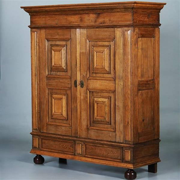 Grote foto blond stoere eiken tweedeurskast ca 1800 op bolpoten no.960740 antiek en kunst stoelen en banken