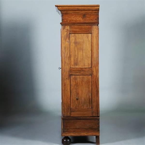 Grote foto blond stoere eiken tweedeurskast ca 1800 op bolpoten no.960740 antiek en kunst stoelen en banken