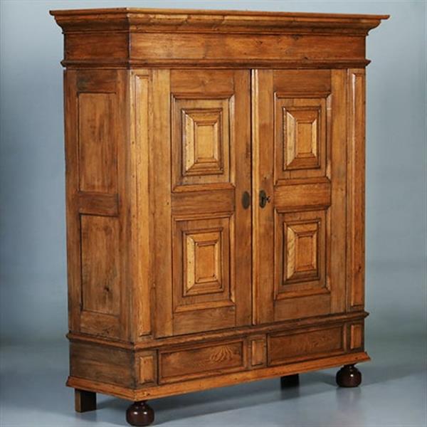 Grote foto blond stoere eiken tweedeurskast ca 1800 op bolpoten no.960740 antiek en kunst stoelen en banken
