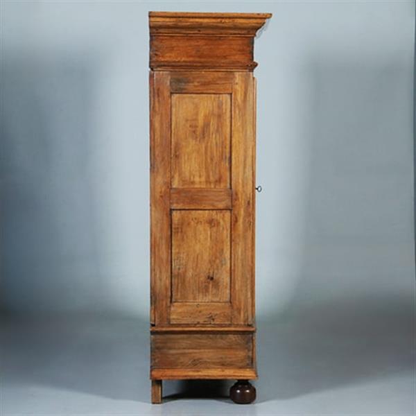 Grote foto blond stoere eiken tweedeurskast ca 1800 op bolpoten no.960740 antiek en kunst stoelen en banken