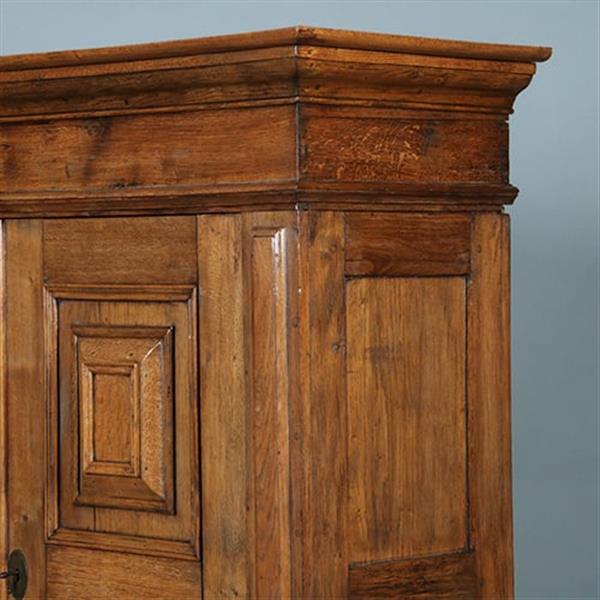Grote foto blond stoere eiken tweedeurskast ca 1800 op bolpoten no.960740 antiek en kunst stoelen en banken