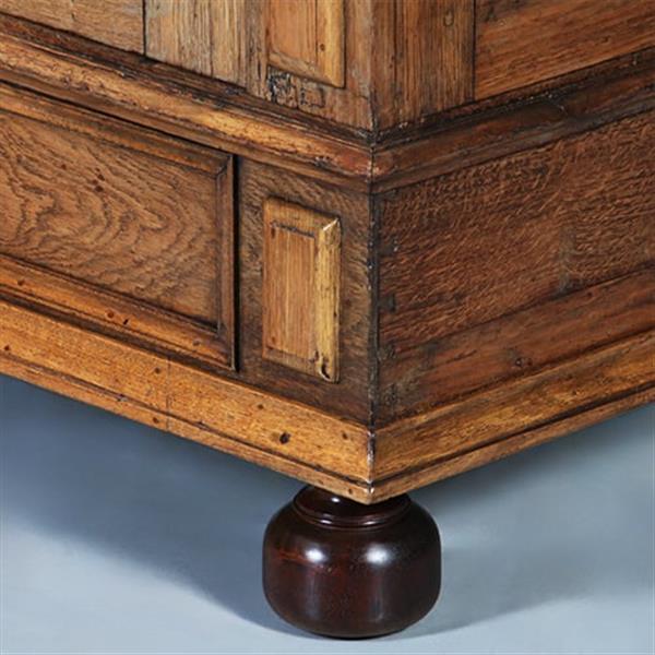 Grote foto blond stoere eiken tweedeurskast ca 1800 op bolpoten no.960740 antiek en kunst stoelen en banken