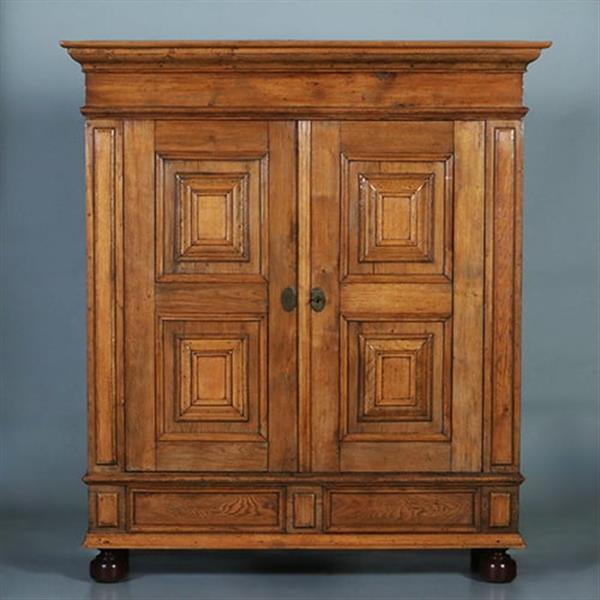 Grote foto blond stoere eiken tweedeurskast ca 1800 op bolpoten no.960740 antiek en kunst stoelen en banken
