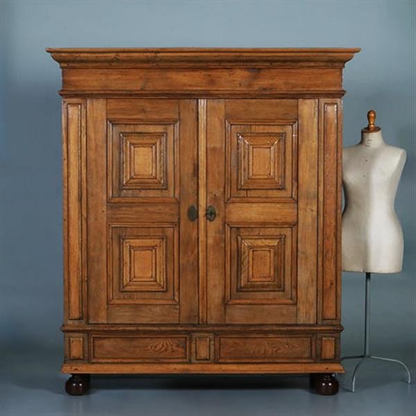 Grote foto blond stoere eiken tweedeurskast ca 1800 op bolpoten no.960740 antiek en kunst stoelen en banken
