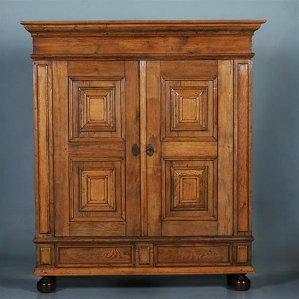 Grote foto blond stoere eiken tweedeurskast ca 1800 op bolpoten no.960740 antiek en kunst stoelen en banken