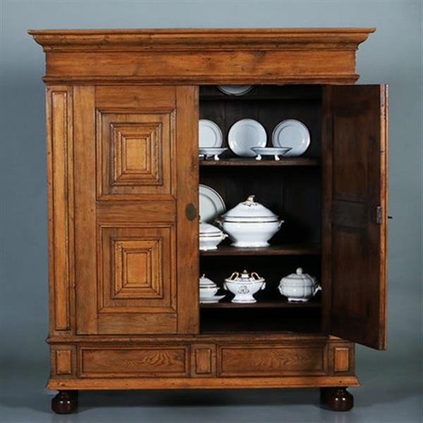Grote foto blond stoere eiken tweedeurskast ca 1800 op bolpoten no.960740 antiek en kunst stoelen en banken