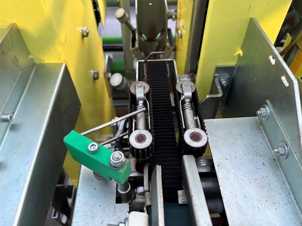 Grote foto hortech due automatica 194 4 row mulchfolie plantmachine voor perspotten agrarisch zaaimachines