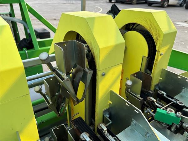 Grote foto hortech due automatica 194 4 row mulchfolie plantmachine voor perspotten agrarisch zaaimachines