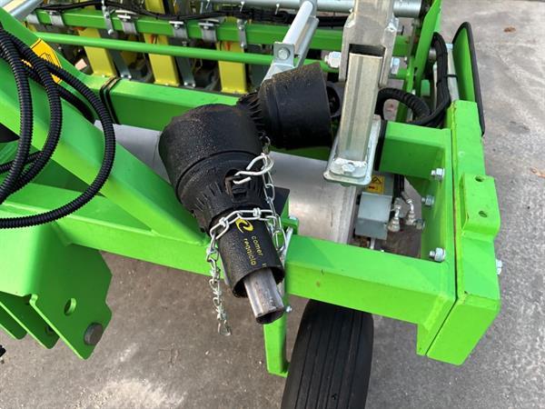 Grote foto hortech due automatica 194 4 row mulchfolie plantmachine voor perspotten agrarisch zaaimachines