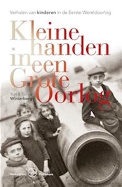 Grote foto kleine handen in een grote oorlog boeken overige boeken