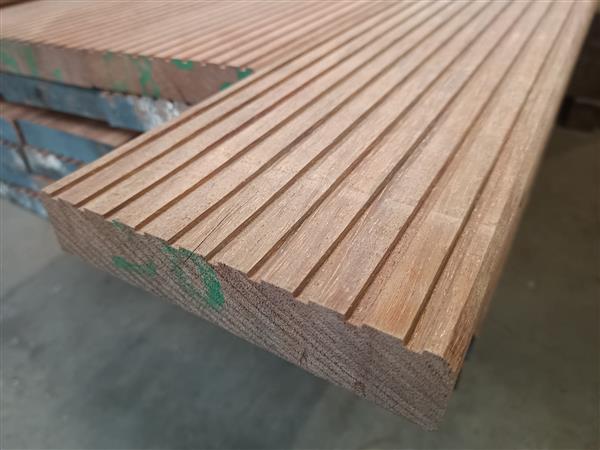 Grote foto 35x180mm azob antislip 300cm doe het zelf en verbouw hout en planken