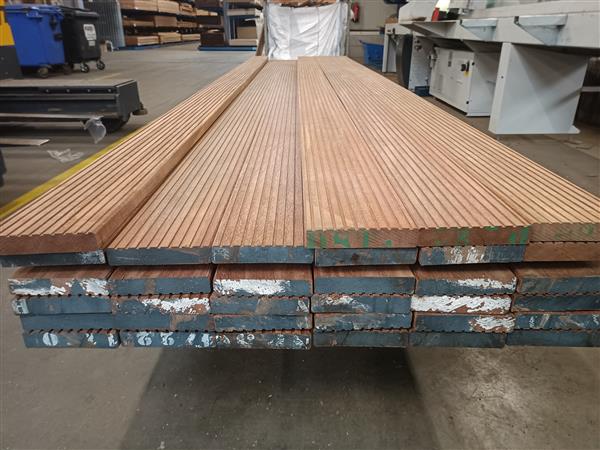Grote foto 35x180mm azob antislip 300cm doe het zelf en verbouw hout en planken