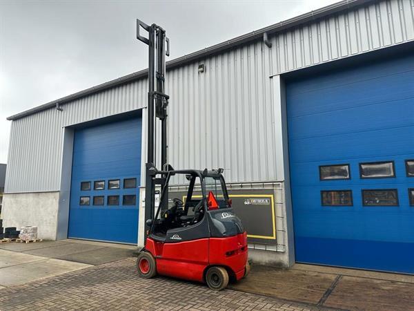 Grote foto vs 22027 elektrische triplex heftruck linde e30 freelift agrarisch heftrucks