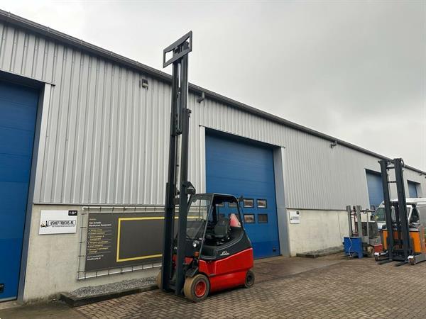 Grote foto vs 22027 elektrische triplex heftruck linde e30 freelift agrarisch heftrucks