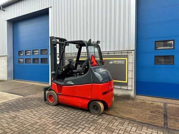 Grote foto vs 22027 elektrische triplex heftruck linde e30 freelift agrarisch heftrucks