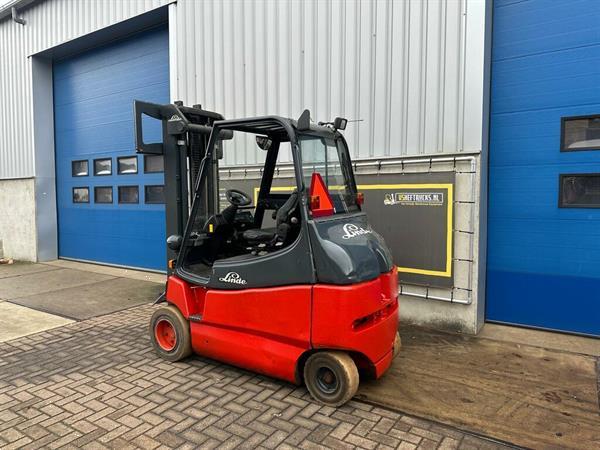 Grote foto vs 22027 elektrische triplex heftruck linde e30 freelift agrarisch heftrucks