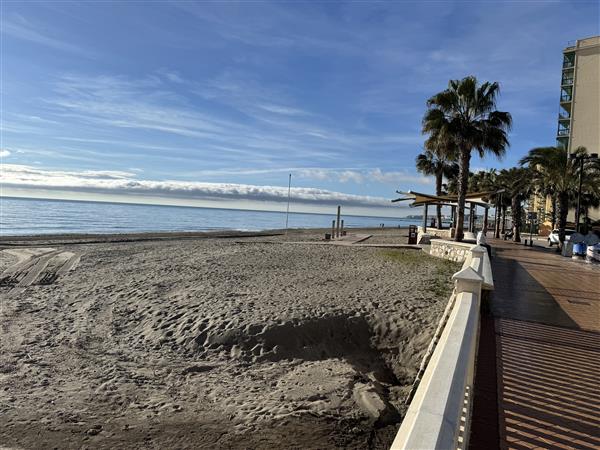 Grote foto eerstelijns appartement aan zee in fuengirola. huizen en kamers bestaand europa