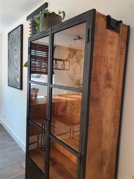 Grote foto vitrinekast spring 90x40x190 cm mangohout zwart metaal bestseller huis en inrichting eettafels