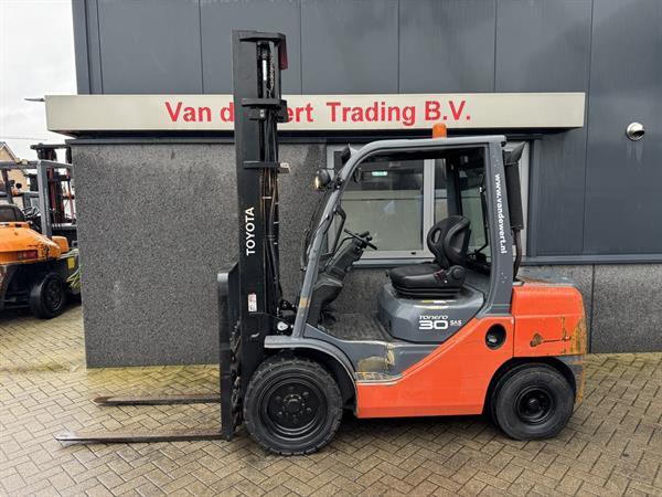 Grote foto heftruck toyota 02 8fdf30 duplo 450 sideshift forkpositioner weegsysteem diesel 2012 agrarisch heftrucks