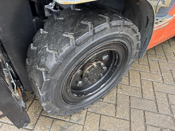 Grote foto heftruck toyota 02 8fdf30 duplo 450 sideshift forkpositioner weegsysteem diesel 2012 agrarisch heftrucks