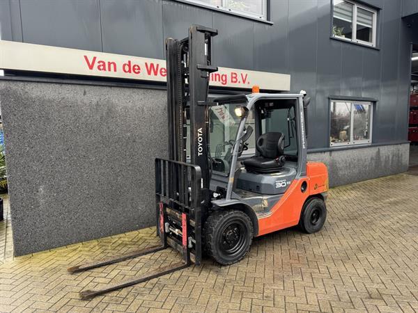 Grote foto heftruck toyota 02 8fdf30 duplo 450 sideshift forkpositioner weegsysteem diesel 2012 agrarisch heftrucks