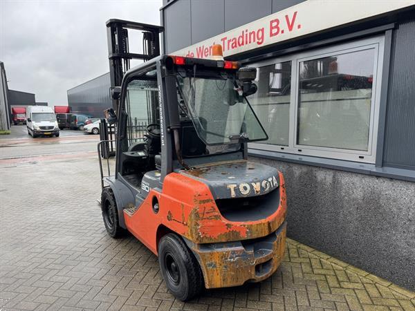 Grote foto heftruck toyota 02 8fdf30 duplo 450 sideshift forkpositioner weegsysteem diesel 2012 agrarisch heftrucks
