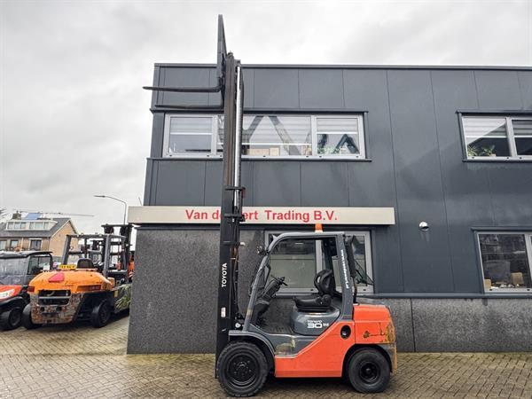 Grote foto heftruck toyota 02 8fdf30 duplo 450 sideshift forkpositioner weegsysteem diesel 2012 agrarisch heftrucks