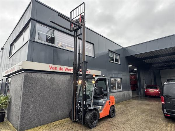 Grote foto heftruck toyota 02 8fdf30 duplo 450 sideshift forkpositioner weegsysteem diesel 2012 agrarisch heftrucks