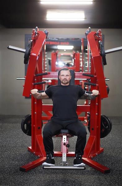Grote foto sitting chest press machine plate loaded audio tv en foto algemeen