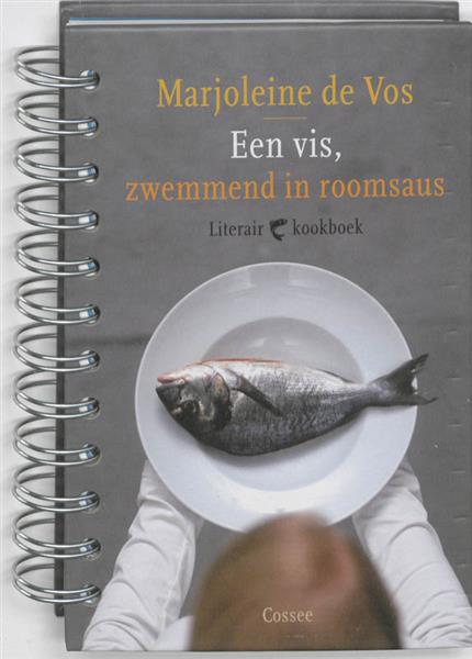 Grote foto een vis zwemmend in roomsaus boeken kookboeken